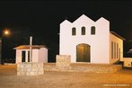 Foto noturna de Igreja. <br/> "...em poucos anos o arraial de Canudos se firmou na regio (sul da Bahia) como um contestado, passando a reunir cada vez mais sertanejos que lutavam para mudar suas condies de vida fugindo da misria e dominao dos grandes latifundirios." O arraial original est submerso pelas guas do aude de Cocorob desde 1969. A atual canudos est a 10 km de distncia deste. <br/> <br/> Palavras-chave: Canudos, Antnio Conselheiro, revolta popular, direito, cidadania, movimentos sociais, poder, classes sociais, latifndio, concentrao de terra 