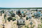 Vista do cemitrio do Arraial. <br/> "...em poucos anos o arraial de Canudos se firmou na regio (sul da Bahia) como um contestado, passando a reunir cada vez mais sertanejos que lutavam para mudar suas condies de vida fugindo da misria e dominao dos grandes latifundirios." O arraial original est submerso pelas guas do aude de Cocorob desde 1969. A atual canudos est a 10 km de distncia deste. <br/> <br/> Palavras-chave: Canudos, Antnio Conselheiro, revolta popular, direito, cidadania, movimentos sociais, poder, classes sociais, latifndio, concentrao de terra 