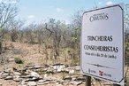 Trincheiras conselheiristas. <br/> "...em poucos anos o arraial de Canudos se firmou na regio (sul da Bahia) como um contestado, passando a reunir cada vez mais sertanejos que lutavam para mudar suas condies de vida fugindo da misria e dominao dos grandes latifundirios." O arraial original est submerso pelas guas do aude de Cocorob desde 1969. A atual canudos est a 10 km de distncia deste. <br/> <br/> Palavras-chave: Canudos, Antnio Conselheiro, revolta popular, direito, cidadania, movimentos sociais, poder, classes sociais, latifndio, concentrao de terra