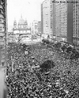 25 de janeiro de 1984: Cerca de 300 mil pessoas participam de comcio no largo da Igreja da Candelria, no Rio de Janeiro, pedindo a imediata realizao de eleies diretas. Apesar disso, a emenda  Constituio para as diretas acabou derrotada no Congresso. A mobilizao popular, no entanto, forou uma transio para a democracia, negociada entre a oposio poltica e o regime militar. <br/> <br/> Palavras-chave: Diretas J, democracia, mobilizao popular.