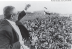 Nesta imagem Florestan aparece numa manifestao em frente ao Congresso Nacional durante a Constituinte de 1988. Depois de 1973 (retorno ao Brasil) o pensador para a se dedicar ao Estado Democrtico, atuando na Constituinte em suas subcomisses (de Educao). <br/><br/> Palavras-chave: 