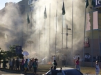 Em frente  rplica da Esttua da Liberdade do shopping New York City Center, no Rio de Janeiro, manifestantes fazem protesto contra Bush e os Estados Unidos, na ocasio da viagem do presidente norte-americano no Brasil, em maro de 2007. <br/> <br/> Palavras-chave: protesto, maifestao.