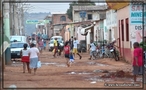 A comunidade da Vila Estrutural, tambm conhecida como Cidade Estrutural, ocupa uma rea de 154 hectares. Foi considerada imprpria para habitao, por se tratar de rea de depsito de lixo e estar perto do Parque Nacional de Braslia. <br/> <br/> Palavras-chave: problemas sociais, pobreza, classes sociais, contradies sociais, Regio Administrativa, Braslia.